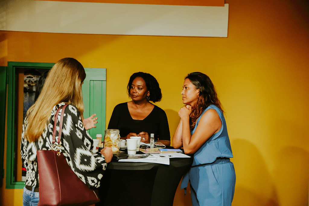 Jenny en Kaajal in gesprek met makers tijdens de werkreis op Aruba.