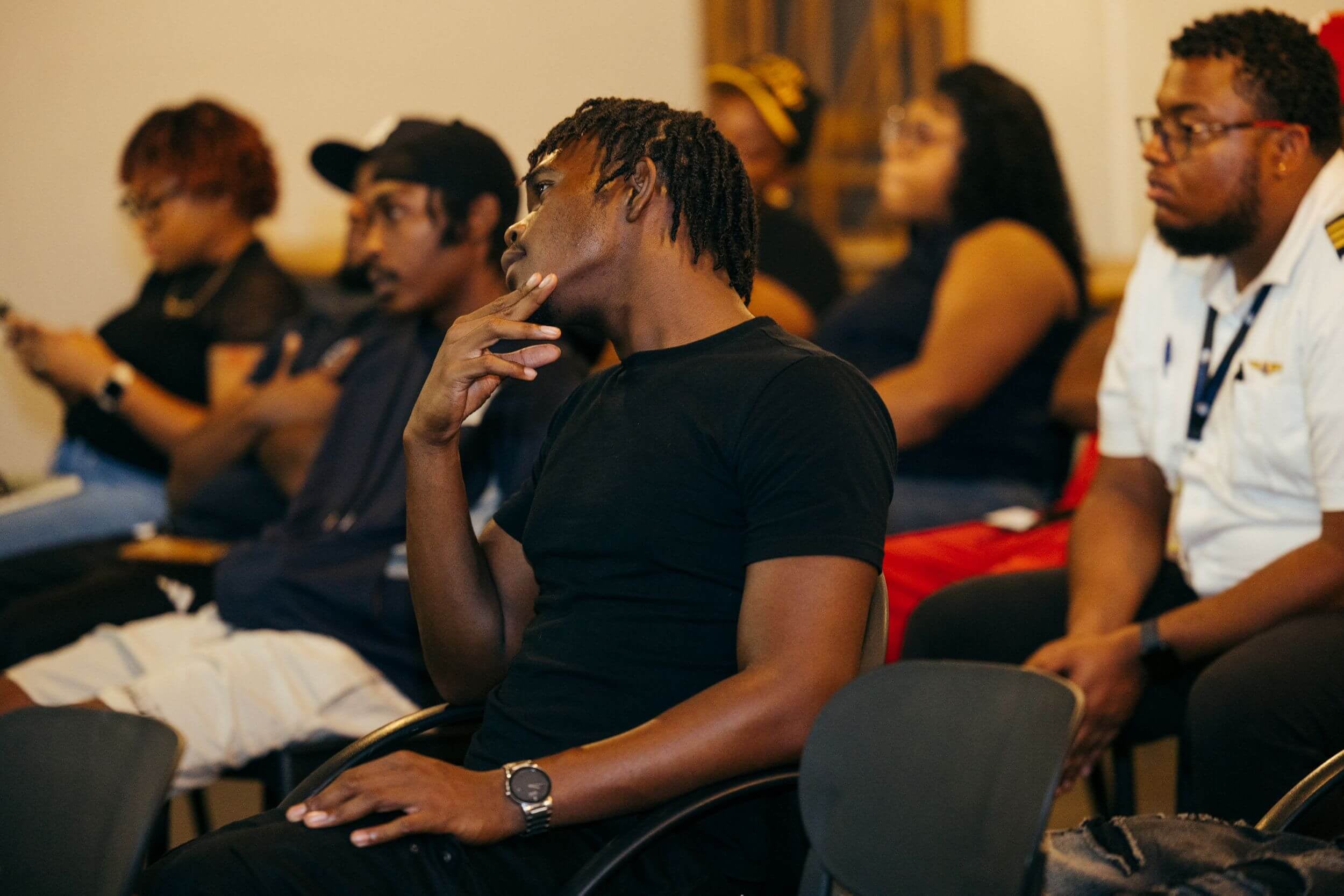 Groep mensen luistert aandachtig tijdens een bijeenkomst