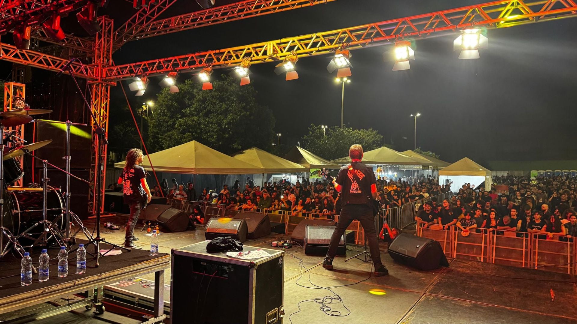 Band Neuroot tijdens een optreden in Brazilië door subsidiering vanuit Snelloket.