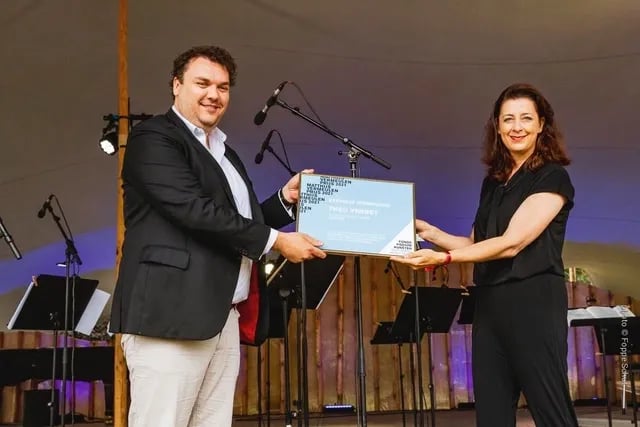 Sebastiaan Kemner, bestuurslid van de Theo Verbey Foundation, neemt een oorkonde in ontvangst voor de eervolle vermelding voor 'Ariadne' van Theo Verbey