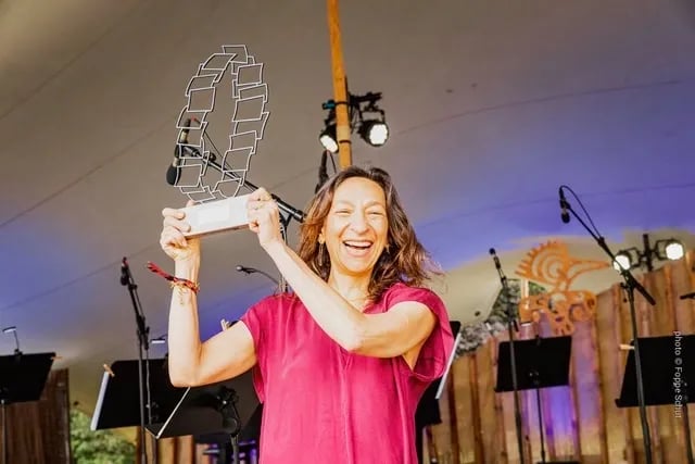 Calliope Tsoupaki met de Matthijs Vermeulenprijs 2021 