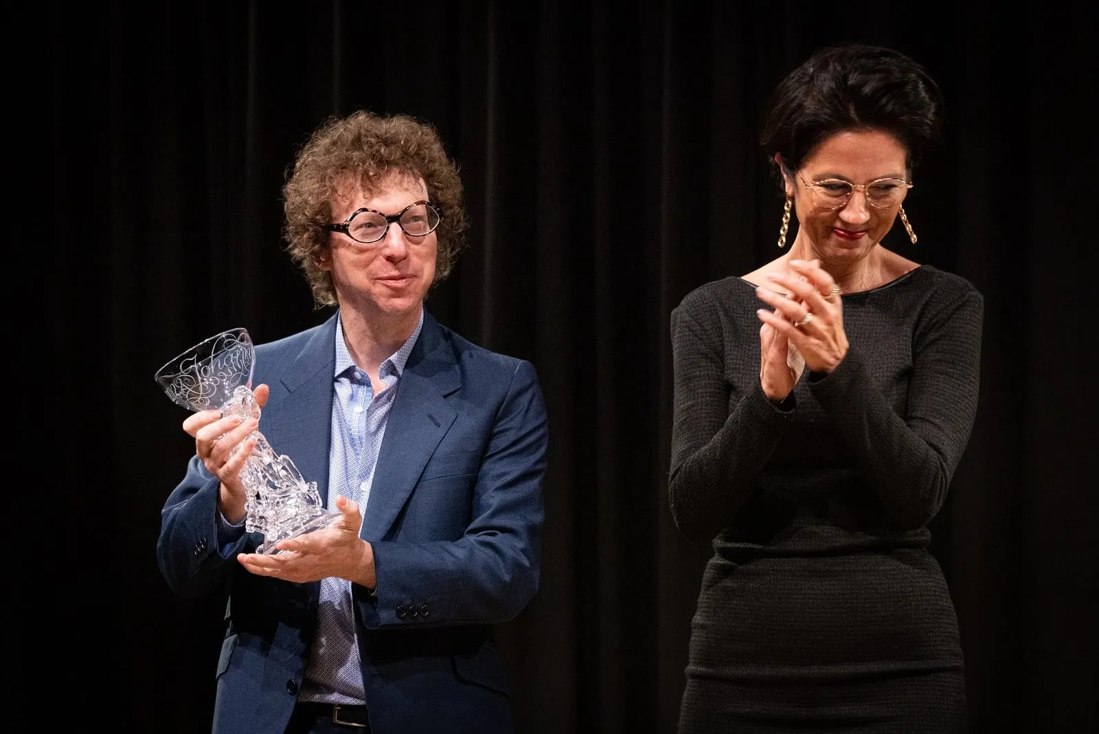 Arnon Grunberg met staatssecretaris Gunay Uslu | Foto: © Anne Reitsma