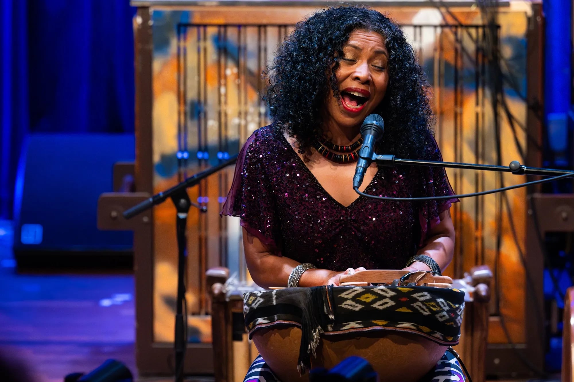 Monica Akihary op de baskalimba. Foto:© Claudia Hansen