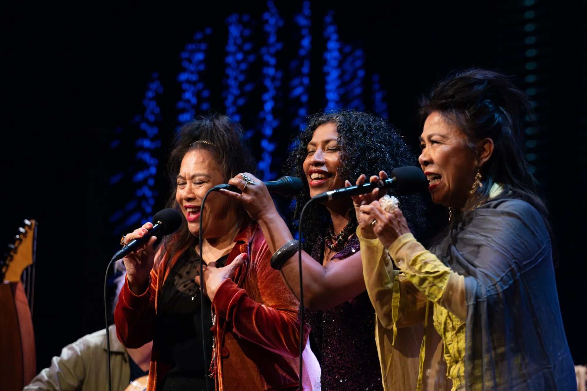 Monica omringd door Regina Lekranty (links) en Maria Lekranty (rechts)© Claudia Hansen