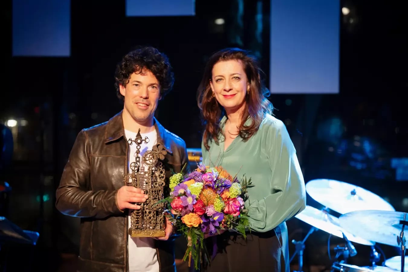 Tony Roe met Viktorien van Hulst en de bronzen wisselsculptuur. Foto: © Karen van Gilst