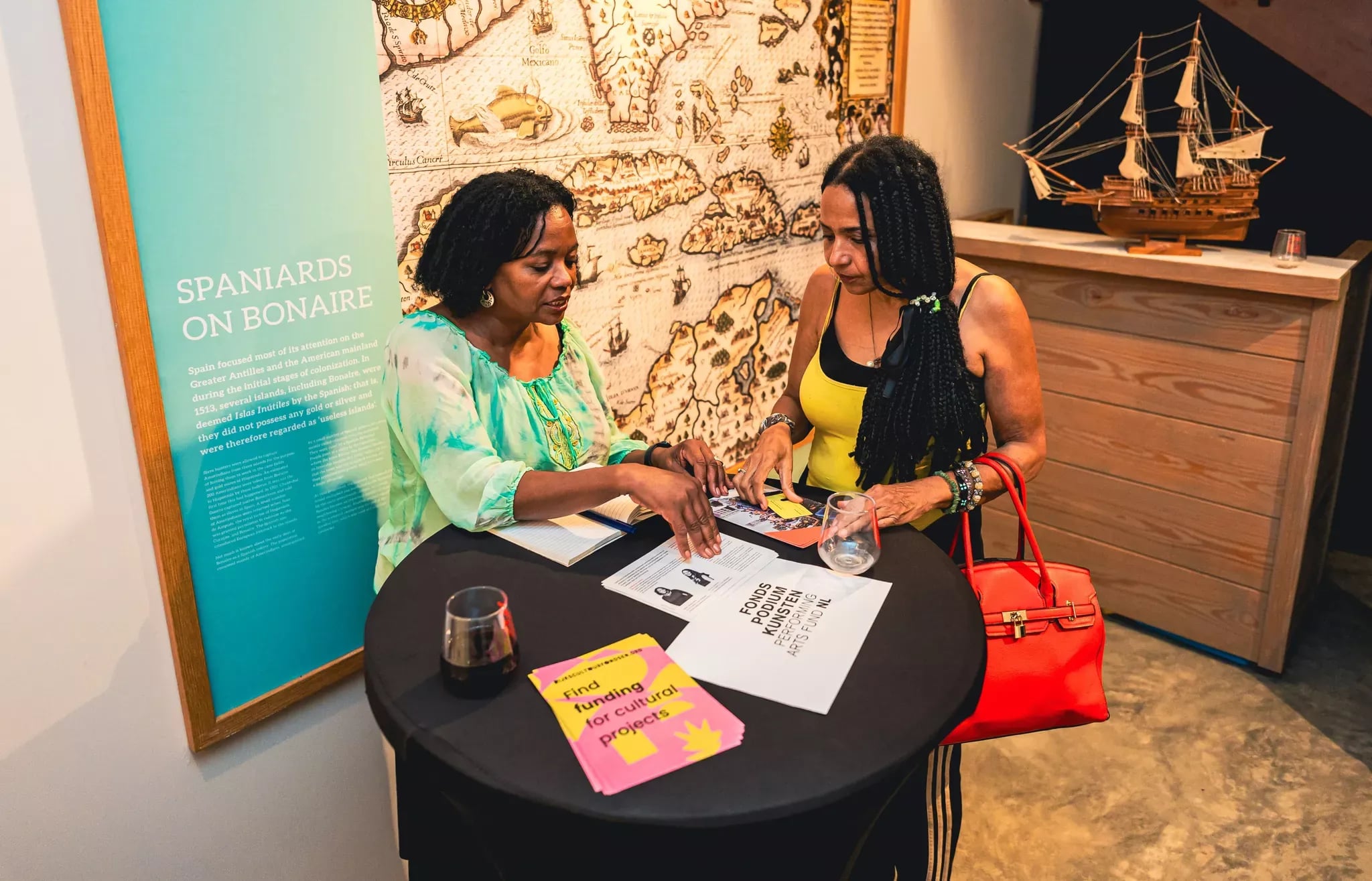 Bijeenkomst in Terramar Museum © Kenny Ranking