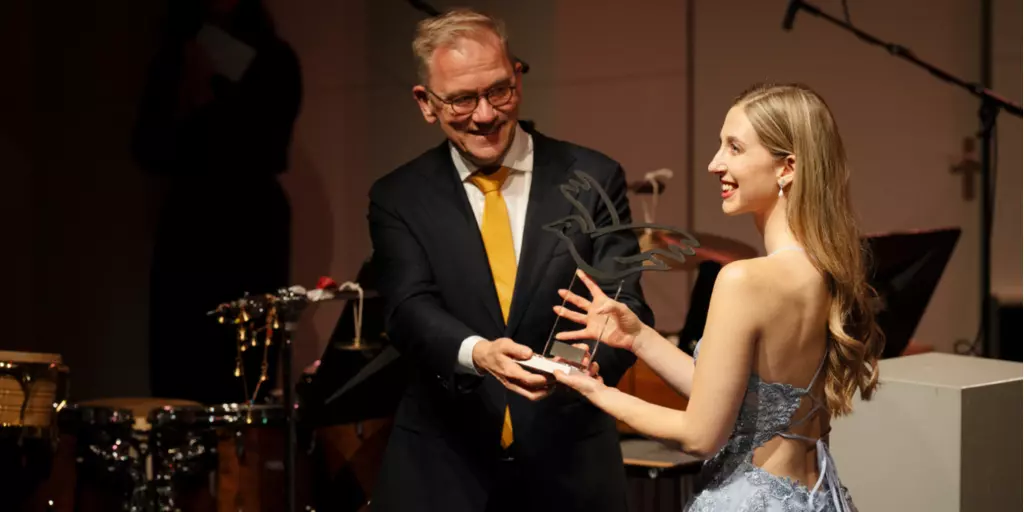 Elisabeth Hetherington ontvangt de Nederlandse Muziekprijs van minister Eppo Bruins | Beeld: © Karen van Gilst