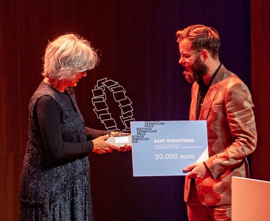 De winnaar van de Matthijs Vermeulenprijs 2019 Aart Strootman kreeg de prijs uitgereikt van Henriëtte Post, Directeur Fonds Podiumkunsten