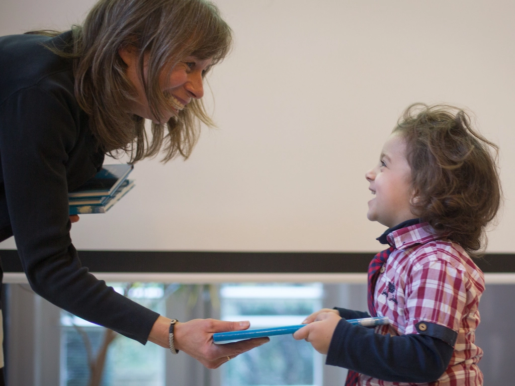 Marit Törnqvist overhandigt \'Een boek voor jou\' | Beeld: © Annelies van der Vegt