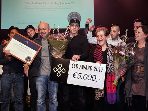 Winnaars van Project Old Skool, projectleider Angelo Martinus en rapper Babs Robles de Medina (foto: Henk Rougoor)