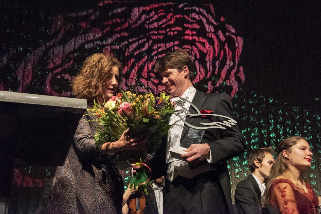 Peter Gijsbertsen neemt de Nederlandse Muziekprijs in ontvangst. | Foto: Karin Jonkers