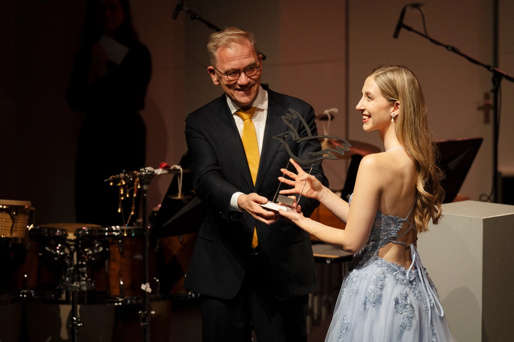 Winnaar Elisabeth Hetherington ontvangt de prijs uit handen van minister Eppo Bruins | Foto: © Karen van Gilst