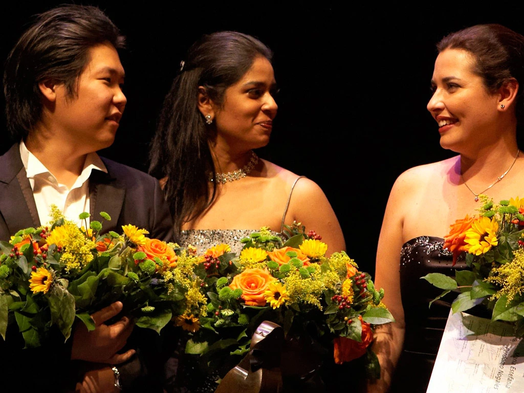 Hansung Yoo, Kishani Jayasinghe en Estefania Perdomo Nogales, drie van de finalisten van het IVC 2008 (foto Hans Hijmering)